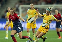 希腊女足锋将正面对手，在比赛中寻求突破