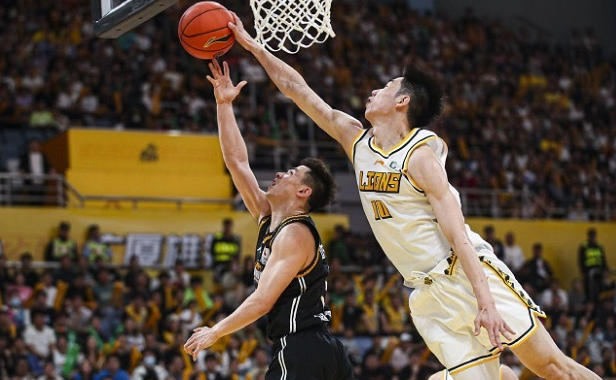 球队轮换战术，拒绝投降坚守领先地位