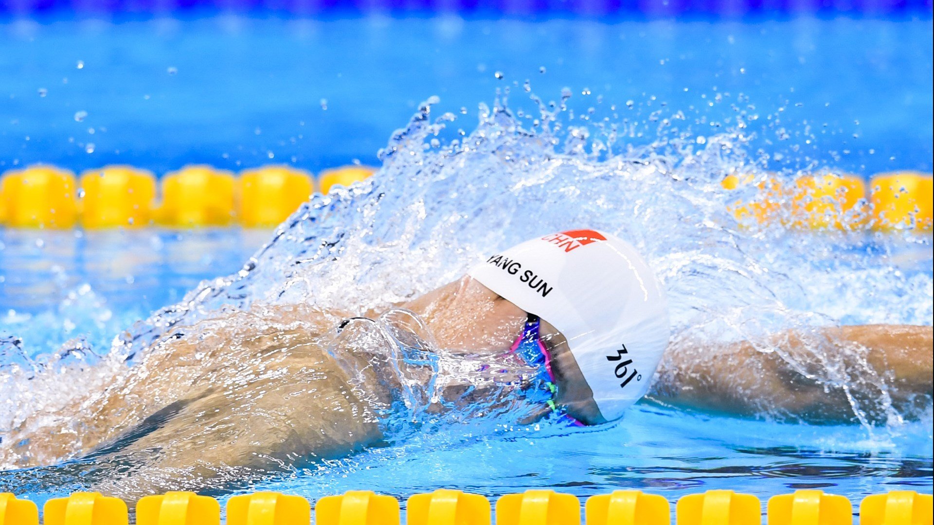 穆古鲁扎重返赛场,首战出色,皇家马德里观众沸腾!再创辉煌时刻