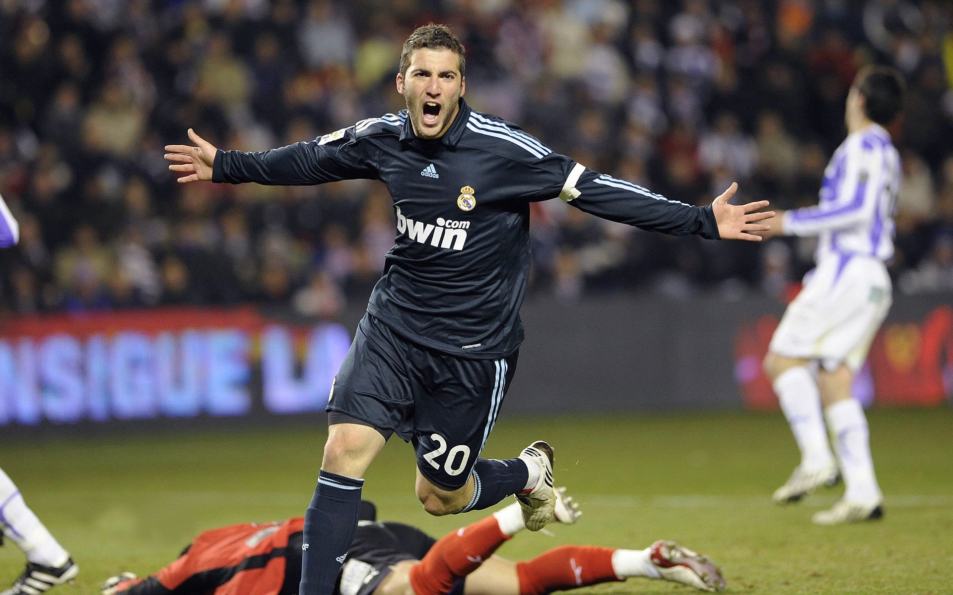 穆古鲁扎重返赛场,首战出色,皇家马德里观众沸腾!再创辉煌时刻